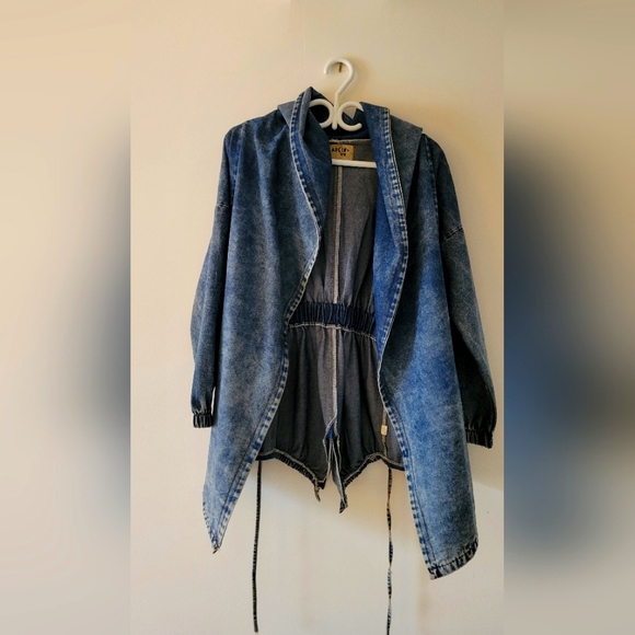 Hooded jean jacket size medium - Picture 4 of 8